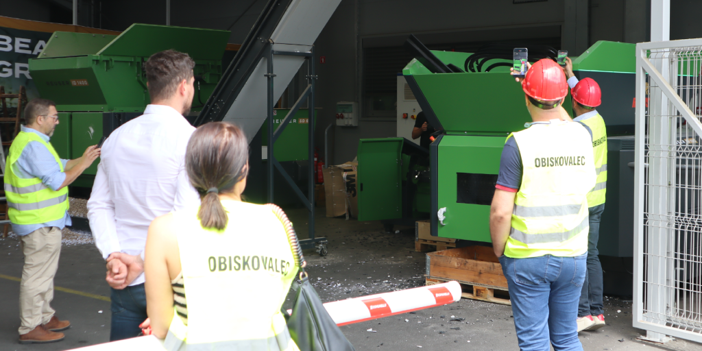 Robust SD 1300 shredder in action during a live demonstration with visitors watching and filming with their smartphones at the Robust Distributor Event 2026.